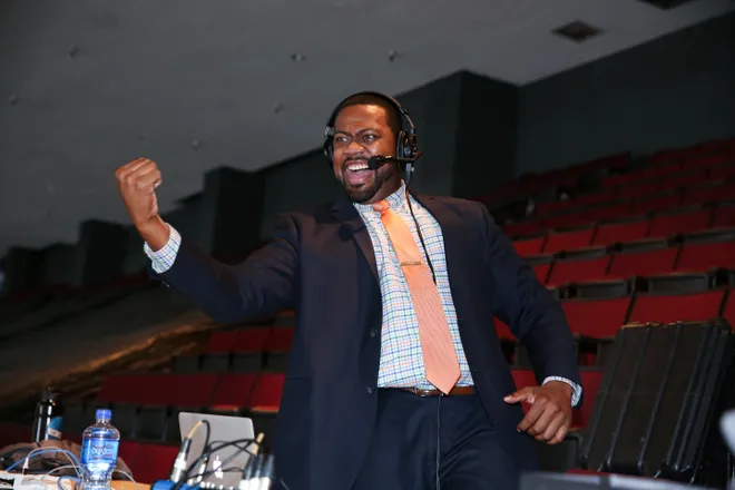 Le 12 octobre 2021 : Everett Fitzhugh le premier diffuser noir pour une équipe LNH, appelle le premier match pour les Kraken de Seattle