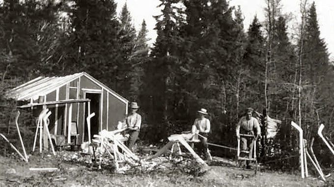 1749 : Rapport écrit d’un Mi’kmaq jouant à un jeu sur glace avec des rondelles, des bâtons et des patins en os