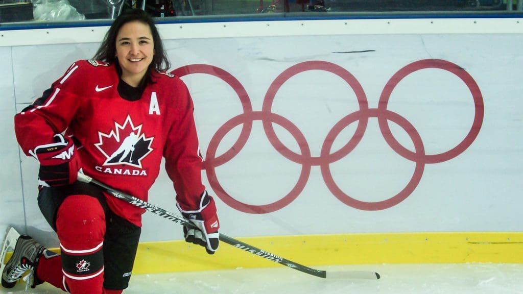 21 février 2002 : Vicky Sunohara, première joueuse d’origine asiatique à remporter l’or aux Jeux olympiques en hockey au Canada
